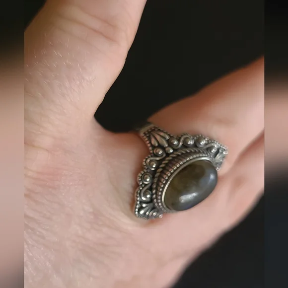 Gray Labradorite Silver Ring - Picture 3 of 8